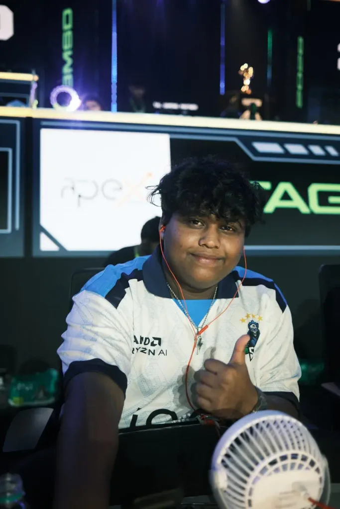Team Soul's Joker flashes a thumbs-up from his booth. (Image via KRAFTON India)