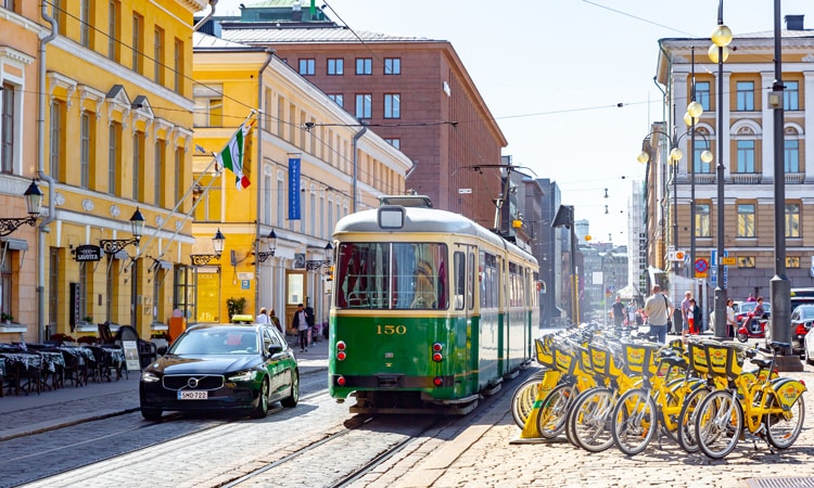 How do Finns compete in the international esports world?