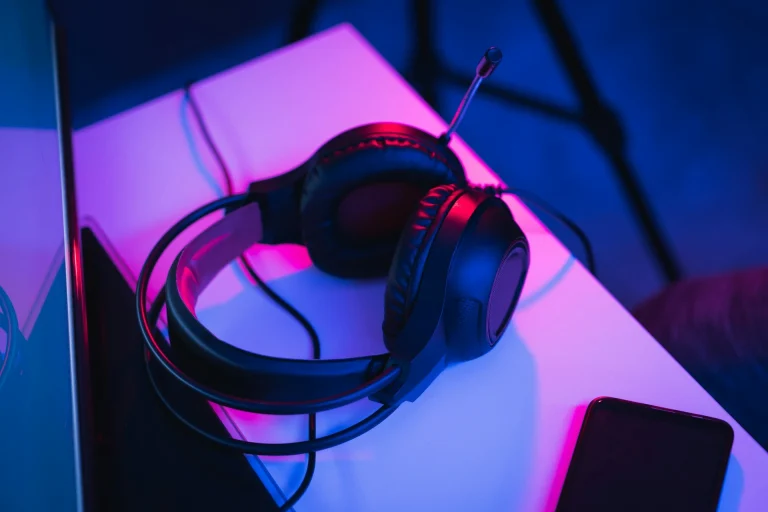 Headphones vs Earphones for Gaming: Which Is Better?