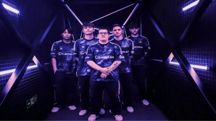 100 Thieves players celebrating their victory against FUT Esports at VCT Masters Shanghai.