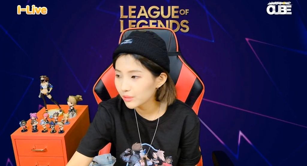 SOYEON of i-dle returns as Akali. Coco Jones (Senna), Vic Mensa (Ekko) and Sofía Reyes (Qiyana) are new.