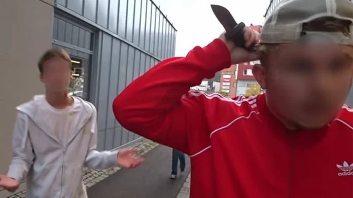 Teenager threatens IRL Twitch streamer with knife